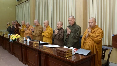 Chư tôn đức niệm Phật cầu gia hộ - Ảnh: Bảo Toàn/BGN