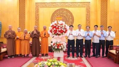 Ban Trị sự GHPGVN tỉnh Ninh Bình tặng hoa chúc mừng Tỉnh ủy nhân dịp thành lập tỉnh mới