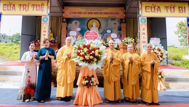 Ban Trị sự GHPGVN tỉnh Thanh Hóa tặng hoa chúc mừng