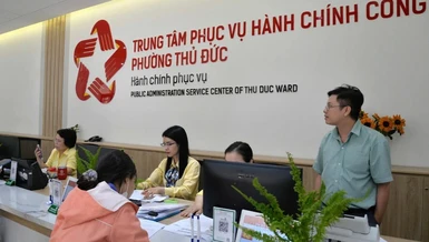 Người dân làm thủ tục tại Trung tâm Phục vụ hành chính công phường Thủ Đức