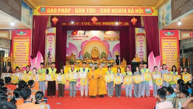 Trao Bằng khen đến những tập thể, cá nhân xuất sắc tại khóa tu