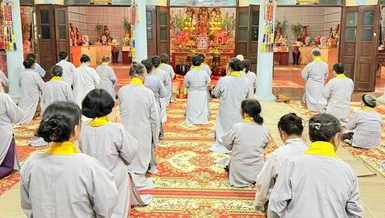 Đông đảo Phật tử về chùa dự lễ