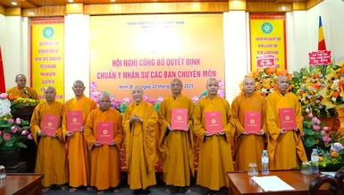 Trao quyết định y nhân sự đến lãnh đạo chủ chốt Ban Trị sự GHPGVN tỉnh Ninh Bình