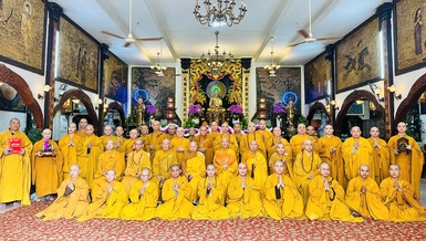 Chư hành giả Tăng chụp ảnh lưu niệm sau Lễ Bố-tát