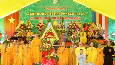 Dâng hoa chúc mừng thầy