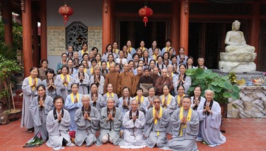 Đoàn chụp ảnh lưu niệm với chư vị Ni trưởng, Ni sư là những cựu Thanh niên xung phong 