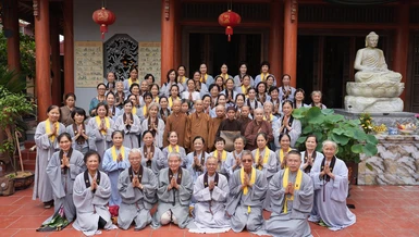 Đoàn chụp ảnh lưu niệm với chư vị Ni trưởng, Ni sư là những cựu Thanh niên xung phong 