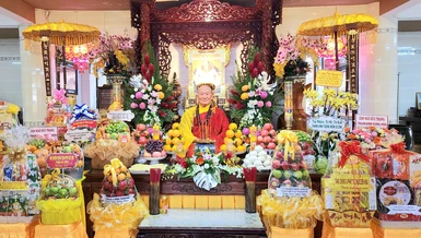 Giác linh đài Hòa thượng Thích Huệ Thành tại chùa Bửu Liên