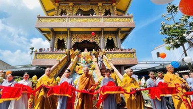 Cắt băng khánh thành chùa Hồng Phước