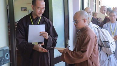 Thí sinh làm thủ tục vào phòng thi