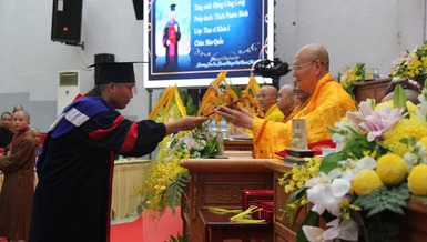 Hòa thượng Thích Hải Ấn, Viện trưởng Học viện Phật giáo VN tại Huế trao Bằng tốt nghiệp thạc sĩ Phật học đến học viên tốt nghiệp