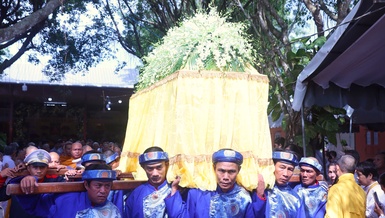 Phụng tống kim quan Trưởng lão Hòa thượng Thích Giác Dũng rời Giác linh đường đến Đài hỏa táng Mỹ Hòa (phường Long Xuyên, tỉnh An Giang) để trà-tỳ