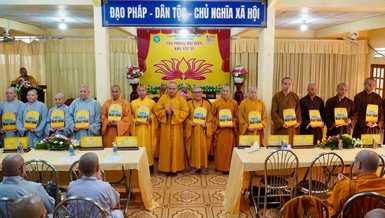 Thượng tọa Thích Tĩnh Triệt trao quyết định đến các thành viên đại diện Phật giáo khu vực VI
