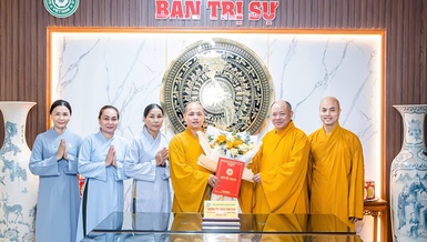Trao quyết định thành lập Ban Quản trị chùa Vạn Linh đến Đại đức Thích Nguyên Từ