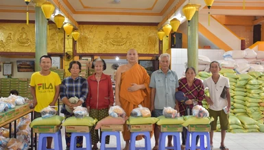 Hơn 1.000 phần quà được tịnh xá Lộc Uyển trao tặng đến bà con có hoàn cảnh khó khăn trên địa bàn