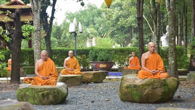 Chư Tăng tọa thiền trong khuôn viên tịnh xá Trúc Lâm