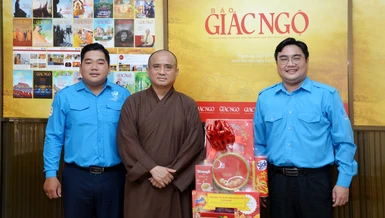 Anh Ngô Minh Hải - Thành ủy viên, Phó Chủ tịch Ủy ban MTTQVN Thành phố, Bí thư Thành Đoàn, Chủ tịch Hội Liên hiệp Thanh niên VN TP.HCM tặng quà chúc mừng Báo Giác Ngộ nhân mùa Vu lan Phật lịch 2569
