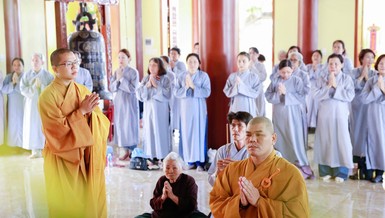 Tác giả cùng bà ngoại trong khóa lễ kỳ siêu nhân ngày giỗ ông ngoại của mình tại chùa làng, chùa Khánh Hưng (Khánh Hòa), năm 2023
