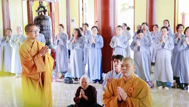 Tác giả cùng bà ngoại trong khóa lễ kỳ siêu nhân ngày giỗ ông ngoại của mình tại chùa làng, chùa Khánh Hưng (Khánh Hòa), năm 2023