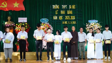 Thượng tọa Thích Thiện Hữu trao quà đến các em học sinh Trường THPT Sa Đéc