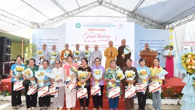 Tặng hoa tri ân các đơn vị, cá nhân tham gia hỗ trợ chương trình