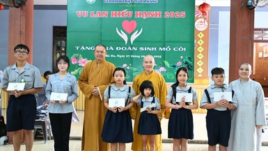 Chư tôn đức trao quà đến các em đoàn sinh Gia đình Phật tử Đà Nẵng