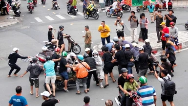 Đám đông xô đẩy, tranh nhau từng tờ tiền rải xuống, tạo cảnh hỗn loạn trên đường phố - Ảnh: Thái Bảo