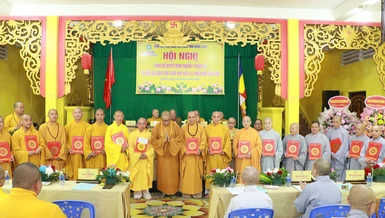 Thượng tọa Thích Quảng Lộc trao quyết định chuẩn y nhân sự đến các thành viên Đại diện Phật giáo khu vực II