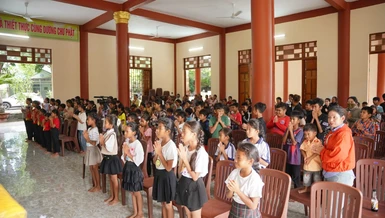 Các em học sinh lớp học tình thương chùa Long Cát niệm Phật 