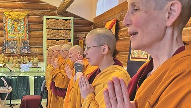 Chư Ni cùng nhau tu tập tại tu viện Sravasti Abbey, Hoa Kỳ