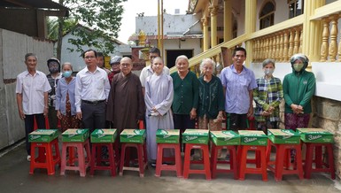 Chùa Bửu Long trao 150 phần quà đến bà con có hoàn cảnh khó khăn tại P.Nhị Quý, Đồng Tháp