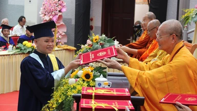 Hòa thượng Viện trưởng Học viện Phật giáo VN tại Huế trao Bằng tốt nghiệp đến tân cử nhân Phật học
