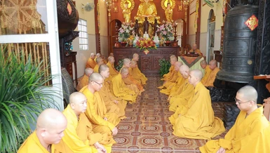Chư Tăng thực hiện nghi thức Bố-tát tại chùa Phước Trí (xã Hóc Môn, TP.HCM) - Ảnh: Nguyên Tài/BGN