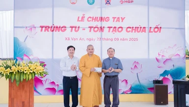 Đại diện Ủy ban MTTQVN tỉnh Nghệ An và Ủy ban Đoàn kết Công giáo Việt Nam tỉnh trao hỗ trợ trùng tu, tôn tạo chùa Lối