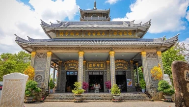 Chùa Vĩnh Hưng có kiến trúc độc đáo, được xây dựng hoàn toàn bằng đá, bố cục hài hòa giữa kiến trúc Nhật Bản và Việt Nam