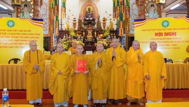 Trưởng lão Hòa thượng Thích Thiện Pháp trao quyết định chuẩn y nhân sự đến Ban Trị sự GHPGVN tỉnh Khánh Hòa mới sau hợp nhất