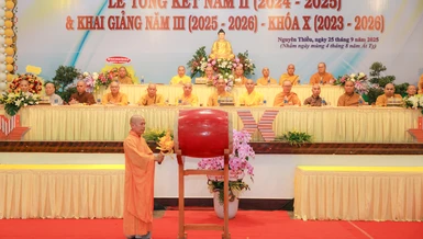 Thượng tọa Thích Quảng Nhơn, Phó Hiệu trưởng Trường Trung cấp Phật học Nguyên Thiều (tỉnh Gia Lai) đánh trống khai giảng năm học mời 2025-2026