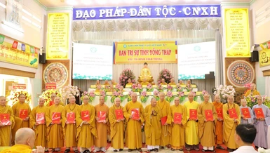 Trưởng lão Hòa thượng Thích Thiện Pháp trao quyết định đến chư tôn đức trong Ban Thường trực Ban Trị sự GHPGVN tỉnh Đồng Tháp