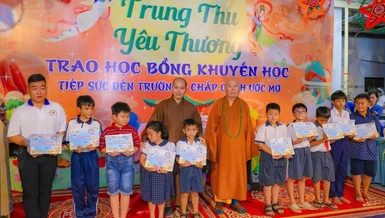 Trao học bổng đến các em học sinh hiếu học
