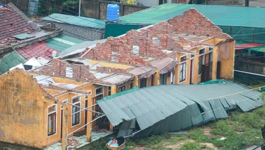 Nhiều công trình bị tốc mái, hư hỏng nghiêm trọng - Ảnh: Cẩm Kỳ