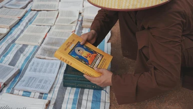 Chư Tăng chùa Kim Linh Sơn (xã Cổ Đạm) cặm cụi phơi kinh sách bị ướt