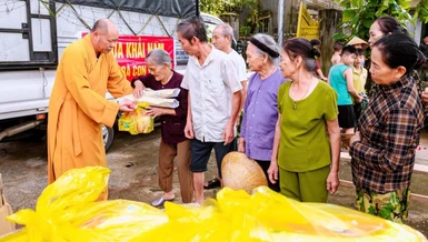 Thượng tọa Thích Tâm Định tận tay trao quà đến bà con tại thôn Hồng Sơn, xã Thăng Bình (H.Nông Cống cũ), tỉnh Thanh Hóa
