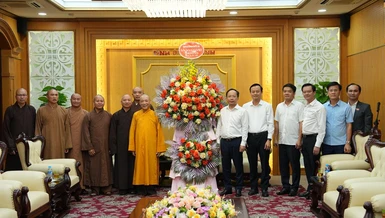 Ban Trị sự GHPGVN tỉnh Hà Tĩnh tặng hoa chúc mừng