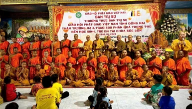 Trao tịnh tài cúng dường chư Tăng an cư tại trường hạ chùa Sóc Lớn - một trong những trung tâm Phật giáo Nam tông Khmer lớn của tỉnh Bình Phước cũ 