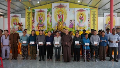 Ban Trị sự GHPGVN tỉnh Hà Tĩnh, Nghệ An và Thanh Hóa thăm, tặng quà bà con bị ảnh hưởng do bão số 10