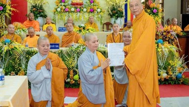 Thượng tọa Thích Huệ Khai trao quyết định bổ nhiệm trụ trì chùa Bửu Tân đến Ni sư Thích nữ Như Vân