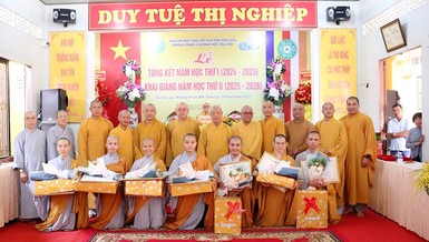 Tặng Giấy khen, phần thưởng đến các Tăng Ni sinh có thành tích cao trong học tập, năm học 2024-2025