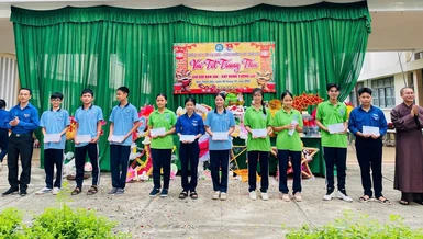 Chùa Nam Thạnh trao 20 phần học bổng đến các em học sinh Trường THPT Bùi Thị Xuân vượt khó học tốt