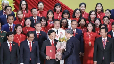 Tổng Bí thư Tô Lâm tặng hoa chúc mừng Bí thư Thành ủy TP.HCM Trần Lưu Quang 