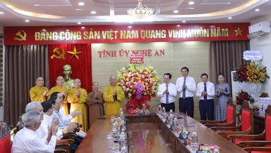 Ban Trị sự GHPGVN tỉnh Nghệ An tặng hoa chúc mừng 